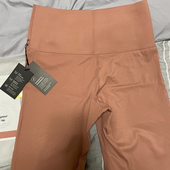 BNWT HiTouch™️ High Rise Short - colour rosewood - Picture 4 of 9